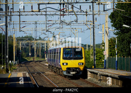 Chelford Gemeinde in Cheshire, England, Manchester nach Crewe lokalen Zug am Bahnhof ankommen Stockfoto