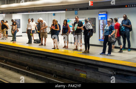 Leute für einen Zug an der U-Bahnstation in Montreal, Quebec, Kanada warten Stockfoto