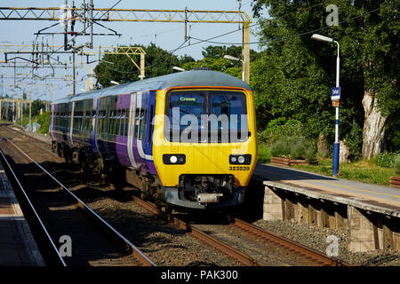Chelford Gemeinde in Cheshire, England, Manchester nach Crewe lokalen Zug am Bahnhof ankommen Stockfoto