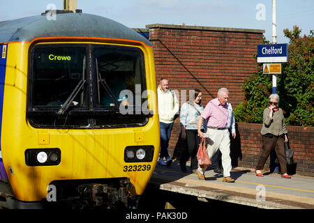 Chelford Gemeinde in Cheshire, England, Manchester nach Crewe lokalen Zug am Bahnhof ankommen Stockfoto