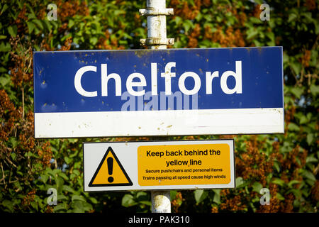 Chelford Gemeinde in Cheshire, England, Bahnhof Schild an der Manchester ti Crewe Linie Stockfoto