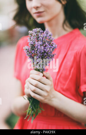 Duft von Lavendel in den Händen eines Mädchens, close-up Stockfoto