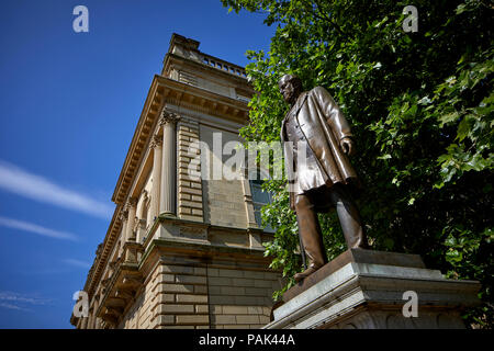 Blackbun Stadtzentrum in Lancashire, England, Rathaus Statue des Politikers William Henry Hornby Stockfoto