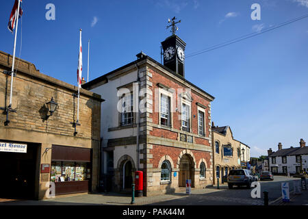 Garstang Rathaus, Lancashire. Erst im Jahre 1680 eröffnet, brannte im Jahr 1750 und im Jahr 1755 wieder aufgebaut. Der Glockenturm wurde 1847 hinzugefügt Stockfoto