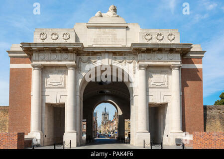 Die Menentor, Ieper, mit Blick thriugh den Torbogen in das Dorf von Ypern, Belgien Stockfoto