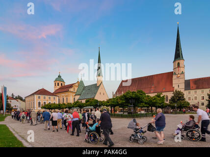 Altötting: square Kapellplatzes mit Gnadenkapelle Grace (Kapelle), Kloster St. Magdalena, Kirche Stiftspfarrkirche, Christian Lichterprozession i Stockfoto