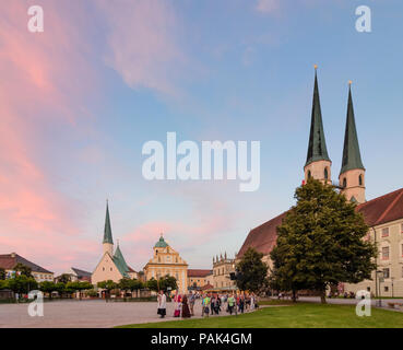 Altötting: square Kapellplatzes mit Gnadenkapelle Grace (Kapelle), Kloster St. Magdalena, Kirche Stiftspfarrkirche, Christian Lichterprozession i Stockfoto