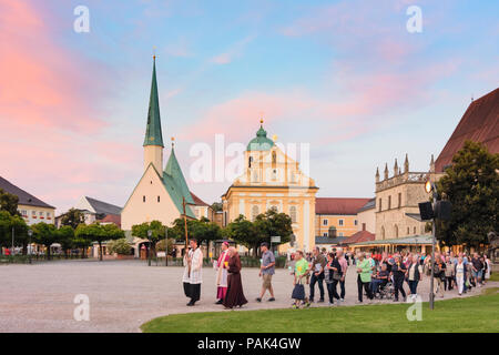 Altötting: square Kapellplatzes mit Gnadenkapelle Grace (Kapelle), Kloster St. Magdalena, Kirche Stiftspfarrkirche, Christian Lichterprozession i Stockfoto