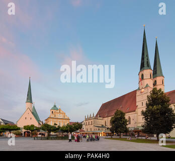 Altötting: square Kapellplatzes mit Gnadenkapelle Grace (Kapelle), Kloster St. Magdalena, Kirche Stiftspfarrkirche, Christian Lichterprozession i Stockfoto