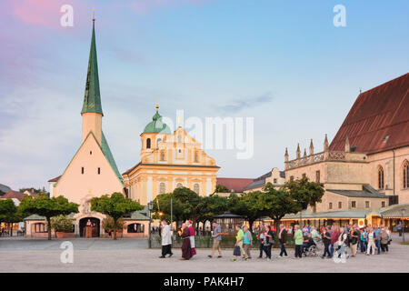 Altötting: square Kapellplatzes mit Gnadenkapelle Grace (Kapelle), Kloster St. Magdalena, Kirche Stiftspfarrkirche, Christian Lichterprozession i Stockfoto