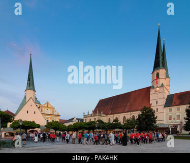 Altötting: square Kapellplatzes mit Gnadenkapelle Grace (Kapelle), Kloster St. Magdalena, Kirche Stiftspfarrkirche, Christian Lichterprozession i Stockfoto