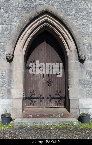 Die Tore zu den schönen Hl. Maria und Hl. Finnan Katholische Kirche,, mehr als Kirche der Hl. Maria und Hl. Finnan, Glenfinnan, Schottland bekannt Stockfoto