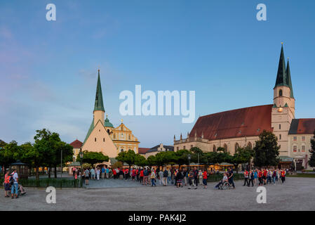 Altötting: square Kapellplatzes mit Gnadenkapelle Grace (Kapelle), Kloster St. Magdalena, Kirche Stiftspfarrkirche, Christian Lichterprozession i Stockfoto