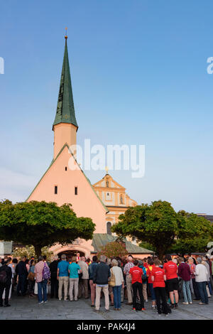 Altötting: Christian Lichterprozession am quadratischen Kapellplatzes mit Gnadenkapelle (Grace Kapelle) in Deutschland, Bayern, Bayern, Oberbayern, Obere Bav Stockfoto