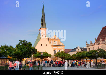 Altötting: square Kapellplatzes mit Gnadenkapelle Grace (Kapelle), Kloster St. Magdalena, Kirche Stiftspfarrkirche, Christian Lichterprozession i Stockfoto