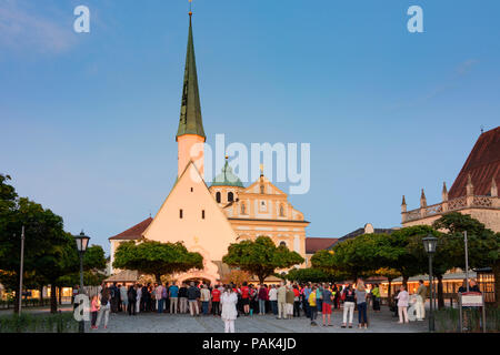 Altötting: square Kapellplatzes mit Gnadenkapelle Grace (Kapelle), Kloster St. Magdalena, Kirche Stiftspfarrkirche, Christian Lichterprozession i Stockfoto