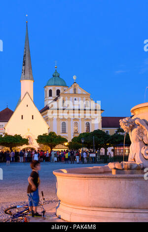 Altötting: square Kapellplatzes mit Gnadenkapelle Grace (Kapelle), Kloster St. Magdalena, Brunnen Marienbrunnen, Christian Lichterprozession in Stockfoto