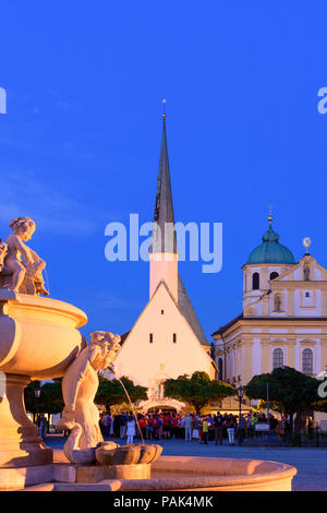 Altötting: square Kapellplatzes mit Gnadenkapelle Grace (Kapelle), Kloster St. Magdalena, Brunnen Marienbrunnen, Christian Lichterprozession in Stockfoto