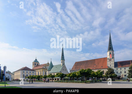 Altötting: square Kapellplatzes mit Gnadenkapelle Grace (Kapelle), Kloster St. Magdalena, Kirche Stiftspfarrkirche in Deutschland, Bayern, Bayern, Oberba Stockfoto