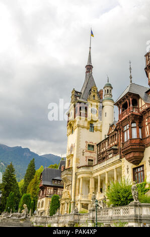 Schloss Peles mit den grossen Turm in der Mitte der wunderschönen Rumänien an einem bewölkten Herbst Tag Stockfoto