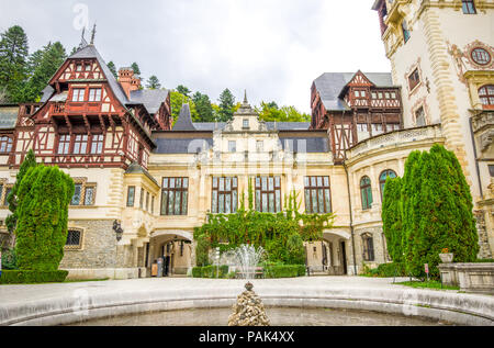 Schloss Peles Ansicht der vorderen Fassade in Sinaia Stadt Rumäniens an einem sonnigen Sommertag Stockfoto