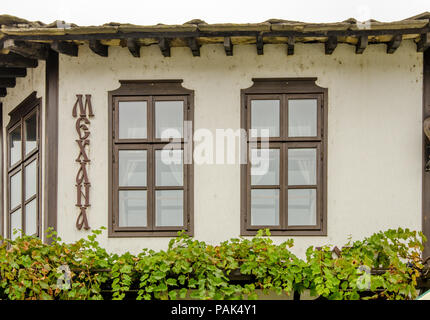 Tryavna, Bulgarien - 26. September 2017: Windows und Rebe auf einem schönen Gebäude in dieser wunderschönen historischen Stadt Stockfoto