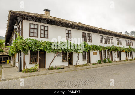 Tryavna, Bulgarien - 26. September 2017: Gebäude in diesem hübschen bulgarischen Erbe der Stadt an einem regnerischen Tag Stockfoto