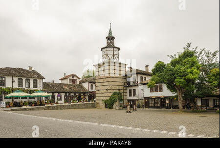 Tryavna, Bulgarien - 26. September 2017: Tryavna Stadtzentrum mit der Clock Tower in der Mitte an einem regnerischen Tag in dieser schönen Bulgarischen Bereich Stockfoto