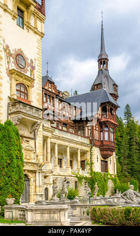 Schloss Peles Ansicht der vorderen Details und Verzierungen in Sinaia Stadt in Rumänien an einem bewölkten Tag Stockfoto