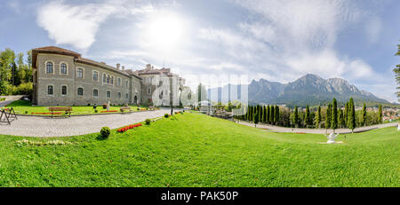 Cantacuzino und die Karpaten mit den Caraiman Gipfel in einem ultrawide Panoramablick an einem sonnigen Sommertag mit der iasi Stadt auf t Stockfoto