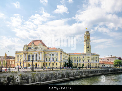 10. September 2016 - Oradea, Rumänien: Rathaus Palace im eklektischen Stil an der Seite des Crișul Repede Flusses gebaut Stockfoto