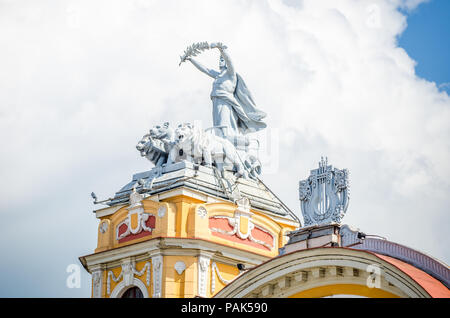 Statue auf allegorische Wagen von Lions auf einem Turm an der Cuj-Napoca National Theater und der Oper in der Region Siebenbürgen in Rumänien gezogen. Eine baroq Stockfoto