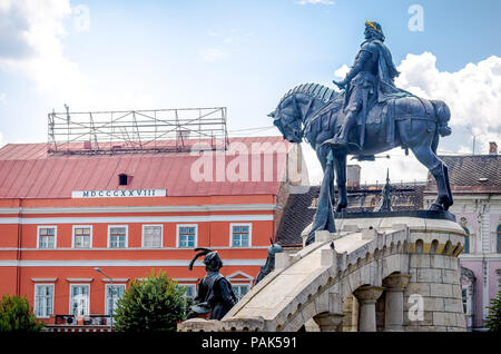 Matei Corvin (Matthias Crovinus Rex) Statue Denkmal am Unirii Platz in Cluj Napoca Stadt, Transylvania Region Rumäniens mit dem JOSIKA PA Stockfoto