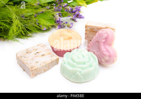 Natürliche hausgemachte Seife aus rohen Zutaten aus biologischem Anbau mit einem niedlichen bunten gesund aussehen, nicht giftige Schönheit Produkte Stockfoto