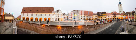 SIBIU, Rumänien - 20 Dezember 2015: Die Ocnei Street und das kleine Quadrat (Piata Mica) in einer Winternacht mit Lichtern und Touristen, die diese medie Stockfoto