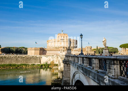 Rom, Italien, 1. Dezember 2015: Castel Sant'Angelo und der aelius Brücke (Ponte oder Pons) am Ufer des Tiber. Sehenswürdigkeiten in diesem Ancien Stockfoto