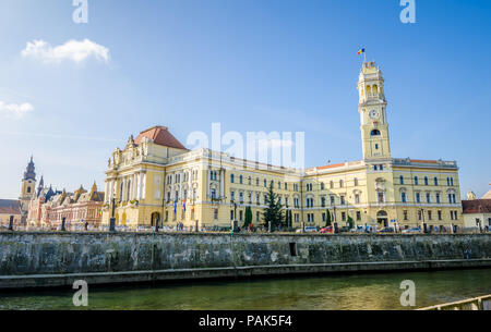 Oradea, Rumänien - 26. Oktober 2015: Oradea Rathaus Gebäude in einer Renaissance und eklektischen Stil mit der Clock Tower auf der Rechten und des Cripu gebaut Stockfoto