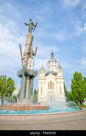 Orthodoxe Kathedrale und Nationalhelden Avram Iancu Statue in Cluj Napoca, Siebenbürgen Region Rumäniens an einem sonnigen Sommertag. Schöne rumänische Kirche Stockfoto