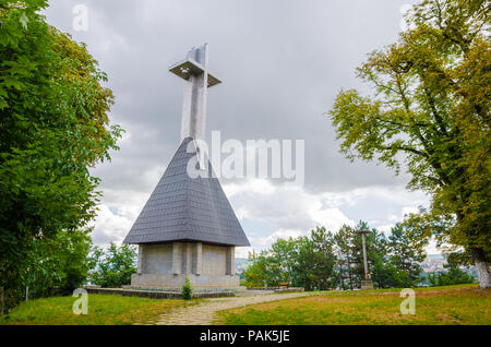 CLUJ-NAPOCA, Rumänien - 18. AUGUST 2015: Kreuz auf dem cetatuia Hügel über Cluj Napoca Stadt gebaut, Transylvania Region Rumäniens an einem bewölkten Herbst Tag Stockfoto