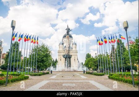 Avram Iancu Square und Statue mit der orthodoxen Kathedrale auf dem Hintergrund in der Stadt Cluj Napoca in der Region Siebenbürgen in Rumänien auf einem Sunn Stockfoto