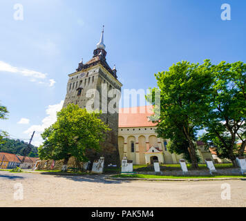 Befestigte mittelalterliche Evangelische Kirche in Saschiz, Mures County, Transylvania Region Rumänien in einem gotischen Stil erbaut mit einer großen steinernen Glocke und cloc Stockfoto