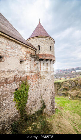 Alten mittelalterlichen historischen Wehrturm aus dem Corvinilir Schloss in Transsylvanien Region Rumänien mit einem blauen bewölkten Himmel Stockfoto