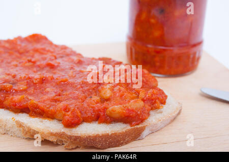 Traditionelle pflanzliche presevre namens zacusca in Rumänien und anderen östlichen Ländern verteilt auf einer Scheibe Brot Stockfoto