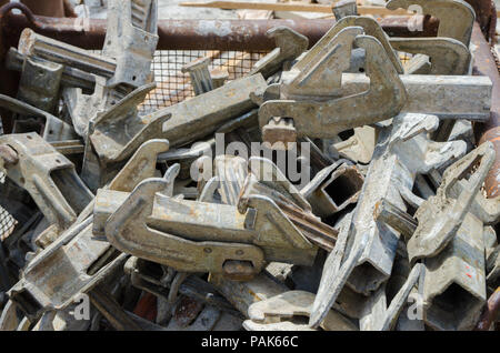 Truss Verbindung Teile in einem Stapel an einer Baustelle aus Stahl mit einem alten verrosteten robuste Look Stockfoto