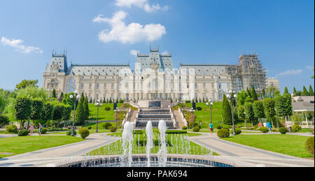 IASI, Rumänien - 10. AUGUST 2014: Iasi Kulturpalast mit einem schönen grünen Park und die Menschen an einem sonnigen Sommertag restauriert Stockfoto