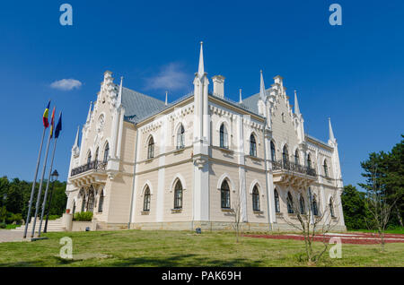 Alexandru Ioan Cuza's Palace in Ruginoasa im neogotischen Stil an einem sonnigen Sommertag Stockfoto