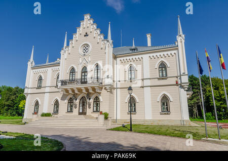 Alexandru Ioan Cuza's Palace in Ruginoasa im neogotischen Stil an einem sonnigen Sommertag Stockfoto