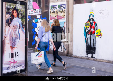 Street Art in Soho - neue Arbeiten von Loretto: Jesus Christus als street Homeless grosse Ausgabe Verkäufer vertreten Stockfoto