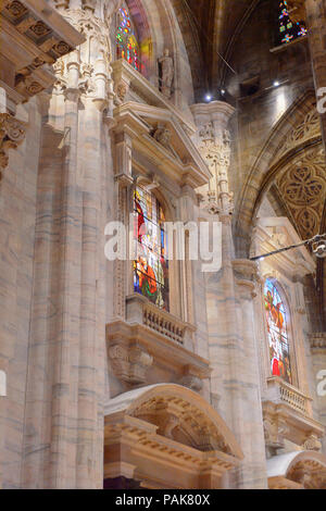 Mailand, Italien - 2. Mai 2016: Innenraum des Duomo di Milano (Dom von Mailand), Mailand, Italien. Metropolitan Cathedral-Basilica der Geburt des heiligen M Stockfoto