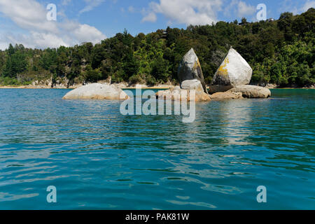 Neuseeland Wahrzeichen, Split Apple Rock, Kaiteriteri, Neuseeland Stockfoto